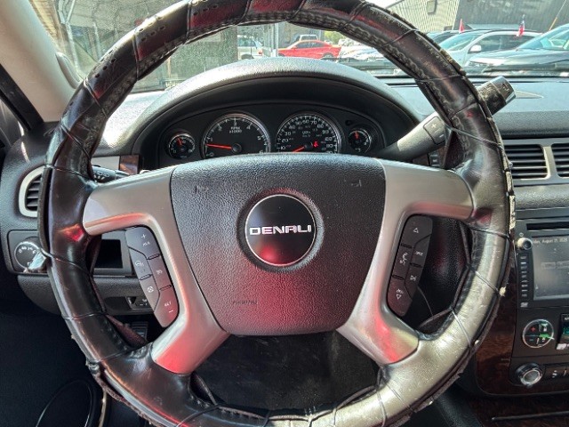 GMC Yukon XL Vehicle Full-screen Gallery Image 14