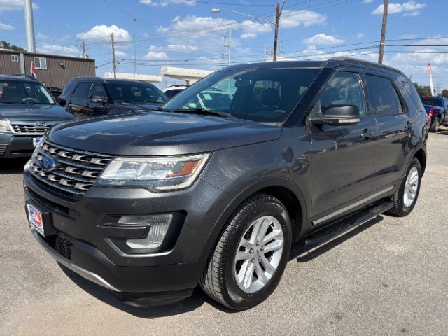 Ford Explorer Vehicle Full-screen Gallery Image 03