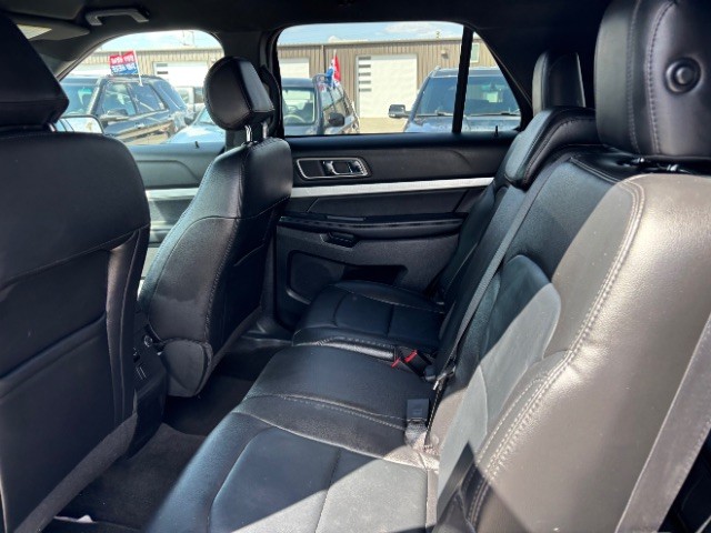 Ford Explorer Vehicle Full-screen Gallery Image 06