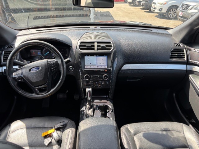 Ford Explorer Vehicle Full-screen Gallery Image 08