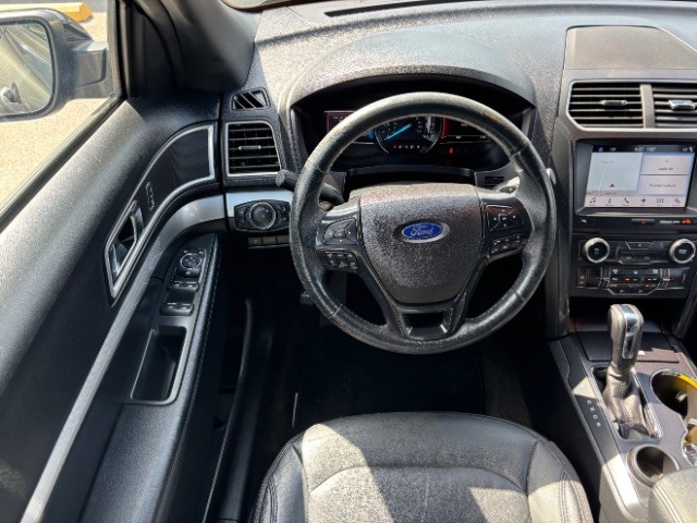 Ford Explorer Vehicle Full-screen Gallery Image 09
