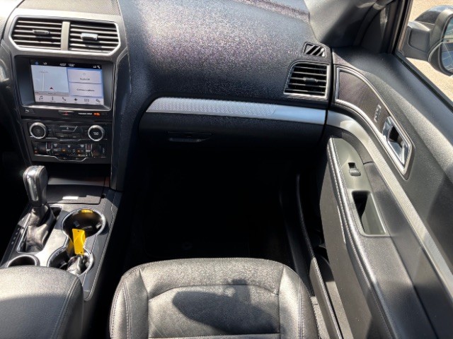 Ford Explorer Vehicle Full-screen Gallery Image 10