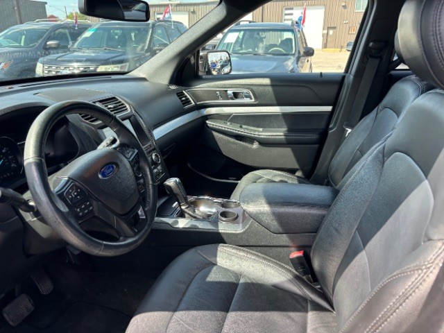 Ford Explorer Vehicle Full-screen Gallery Image 11