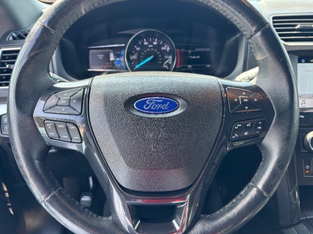 Ford Explorer Vehicle Full-screen Gallery Image 13