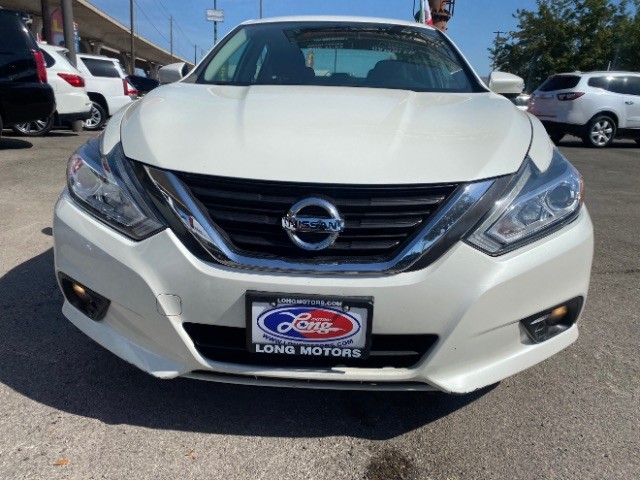 Nissan Altima Vehicle Full-screen Gallery Image 02