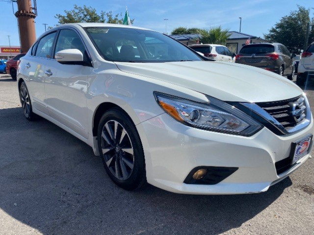Nissan Altima Vehicle Full-screen Gallery Image 03