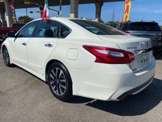 Nissan Altima Vehicle Full-screen Gallery Image 05