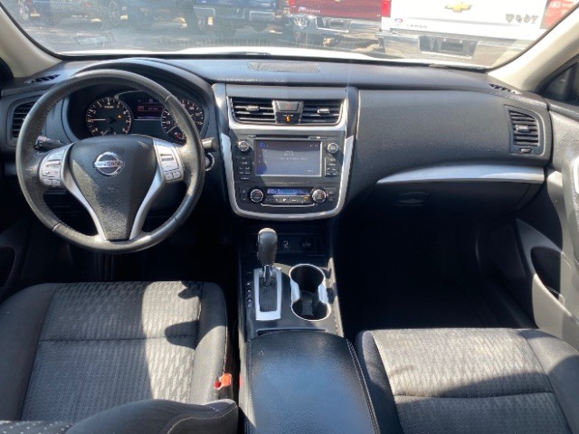 Nissan Altima Vehicle Full-screen Gallery Image 06