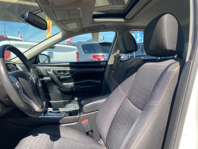 Nissan Altima Vehicle Full-screen Gallery Image 08
