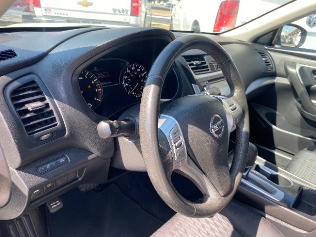 Nissan Altima Vehicle Full-screen Gallery Image 09