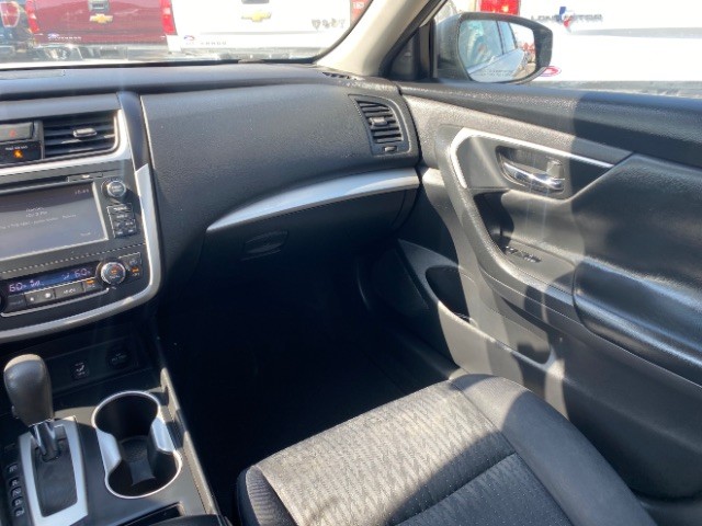 Nissan Altima Vehicle Full-screen Gallery Image 10