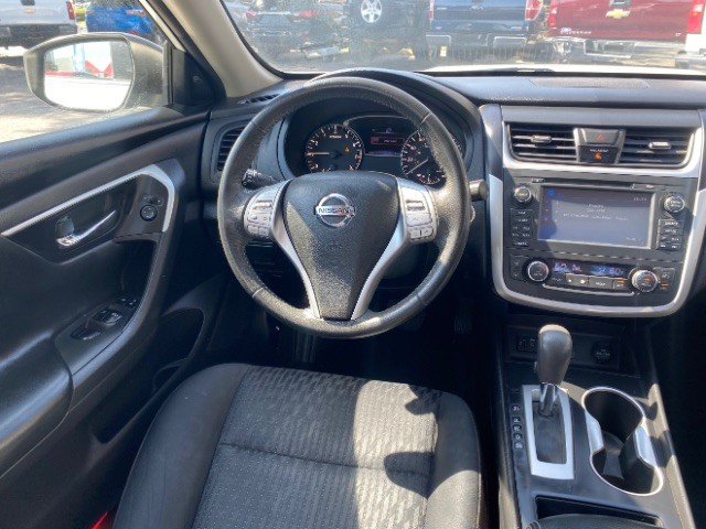 Nissan Altima Vehicle Full-screen Gallery Image 11