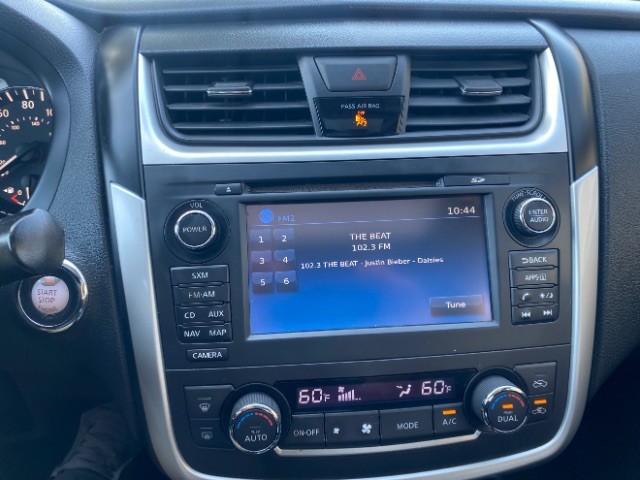 Nissan Altima Vehicle Full-screen Gallery Image 13