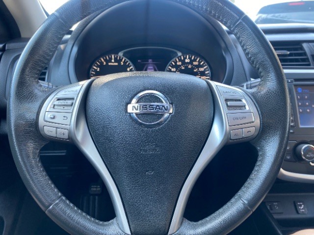 Nissan Altima Vehicle Full-screen Gallery Image 15