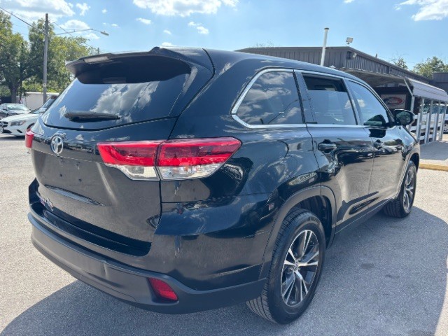 Toyota Highlander Vehicle Full-screen Gallery Image 05