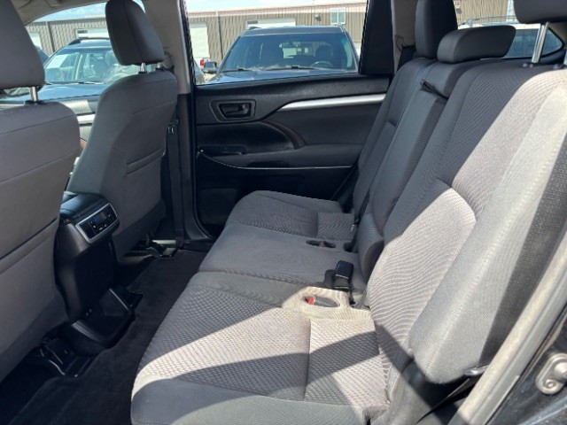 Toyota Highlander Vehicle Full-screen Gallery Image 06