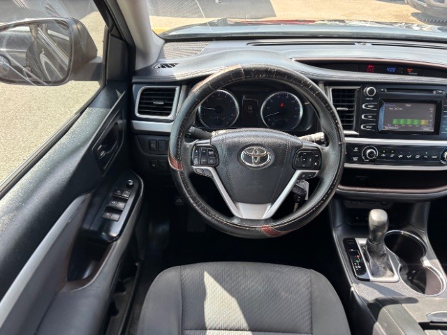 Toyota Highlander Vehicle Full-screen Gallery Image 09