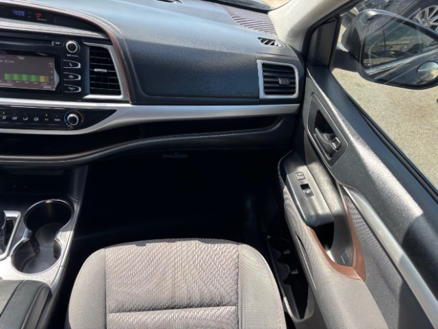 Toyota Highlander Vehicle Full-screen Gallery Image 10
