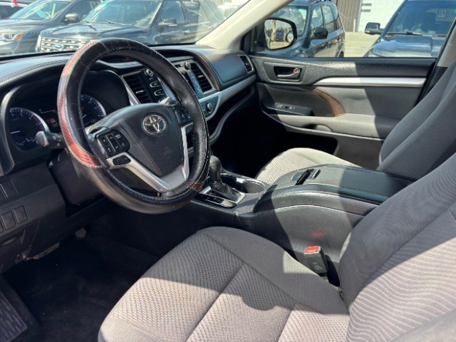 Toyota Highlander Vehicle Full-screen Gallery Image 11