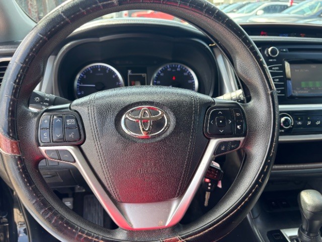 Toyota Highlander Vehicle Full-screen Gallery Image 13