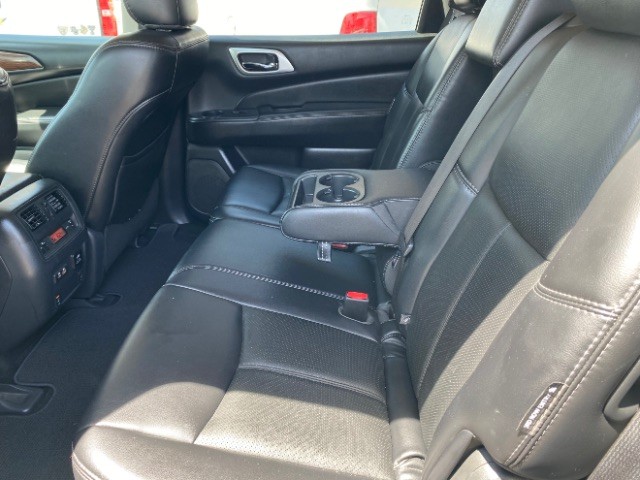 Nissan Pathfinder Vehicle Full-screen Gallery Image 08