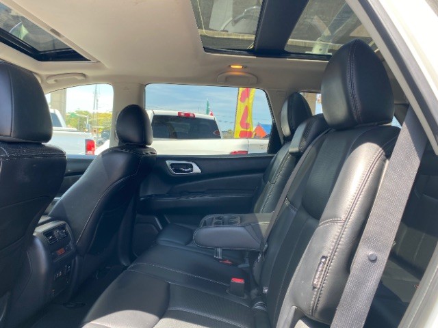 Nissan Pathfinder Vehicle Full-screen Gallery Image 09