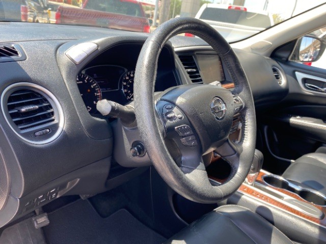 Nissan Pathfinder Vehicle Full-screen Gallery Image 12