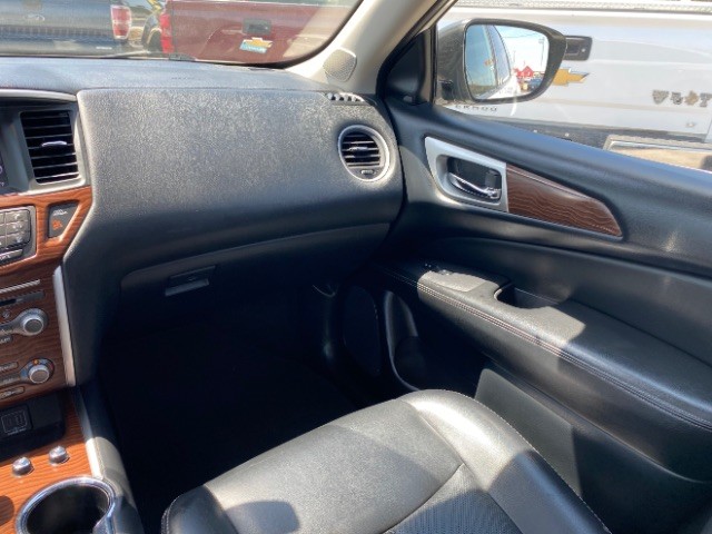 Nissan Pathfinder Vehicle Full-screen Gallery Image 13