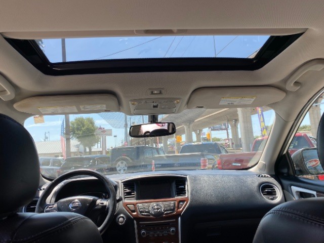 Nissan Pathfinder Vehicle Full-screen Gallery Image 15