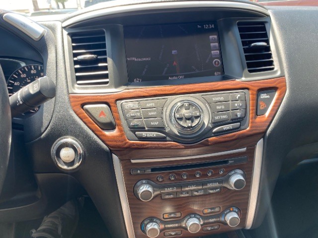 Nissan Pathfinder Vehicle Full-screen Gallery Image 16
