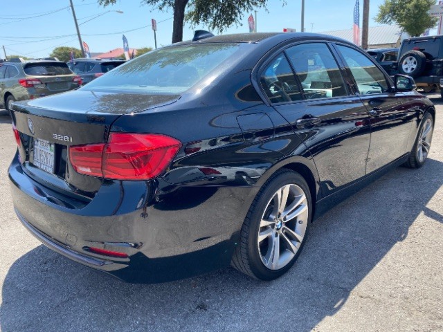 BMW 328i Vehicle Full-screen Gallery Image 05