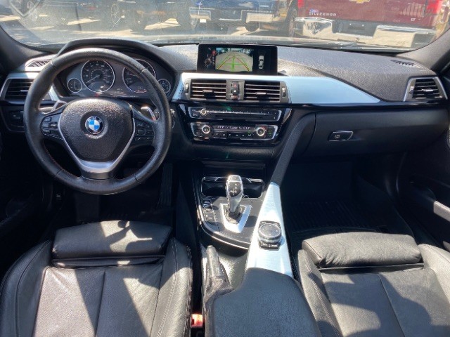 BMW 328i Vehicle Full-screen Gallery Image 07