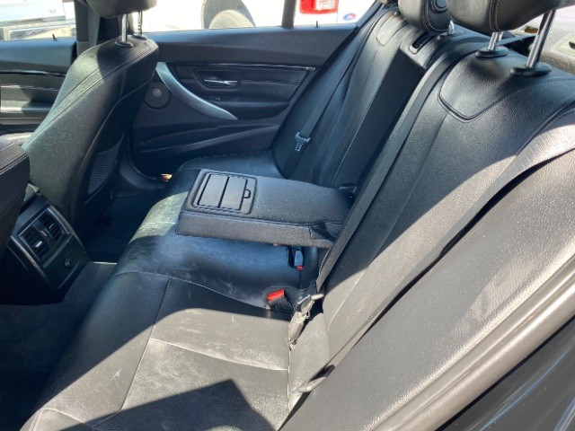 BMW 328i Vehicle Full-screen Gallery Image 08