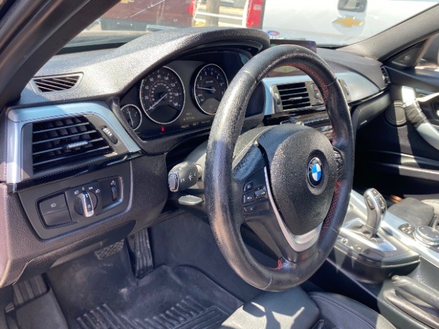 BMW 328i Vehicle Full-screen Gallery Image 09