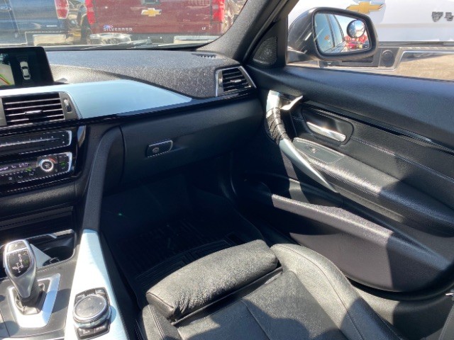 BMW 328i Vehicle Full-screen Gallery Image 10