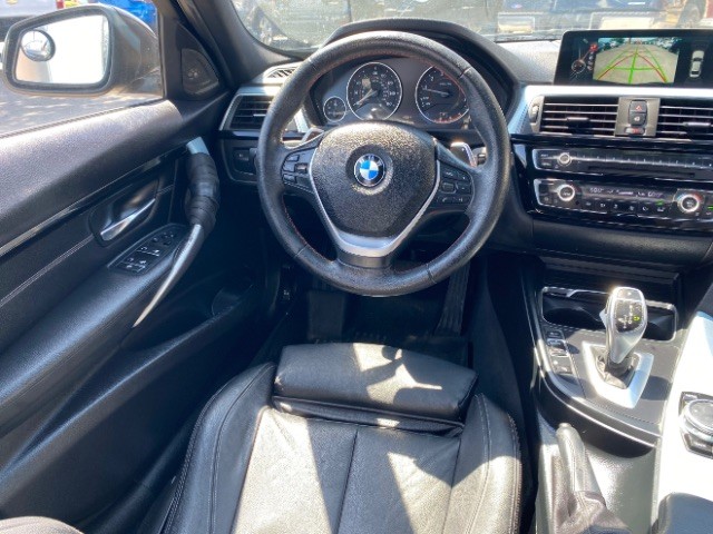 BMW 328i Vehicle Full-screen Gallery Image 11