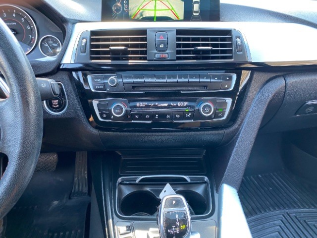 BMW 328i Vehicle Full-screen Gallery Image 13
