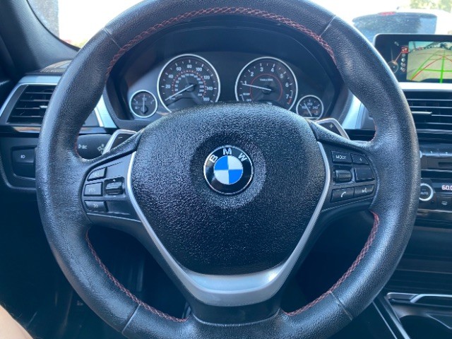 BMW 328i Vehicle Full-screen Gallery Image 15