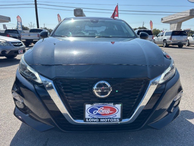 Nissan Altima Vehicle Full-screen Gallery Image 02