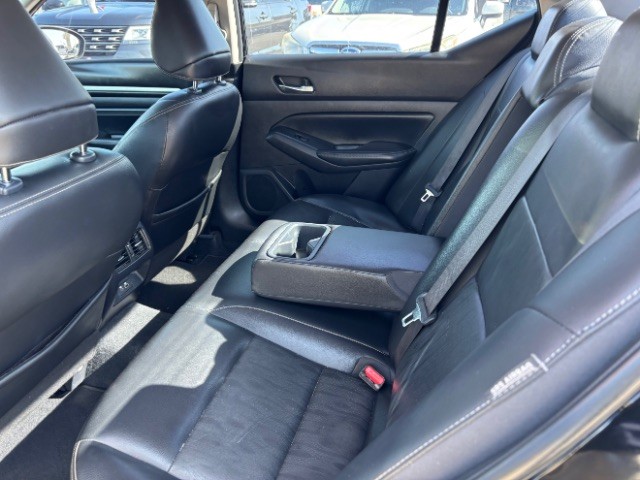 Nissan Altima Vehicle Full-screen Gallery Image 06