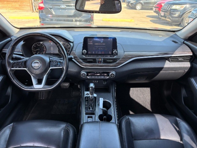 Nissan Altima Vehicle Full-screen Gallery Image 07