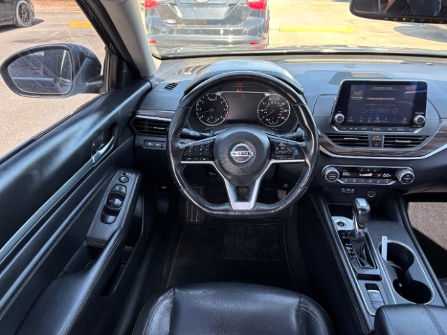 Nissan Altima Vehicle Full-screen Gallery Image 08