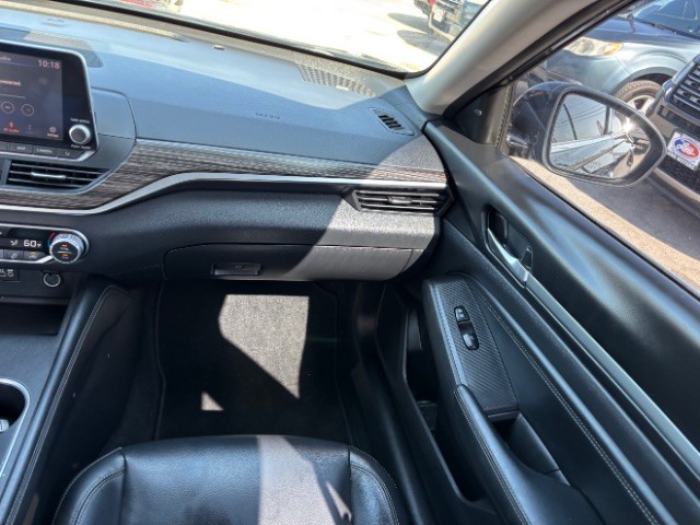 Nissan Altima Vehicle Full-screen Gallery Image 09