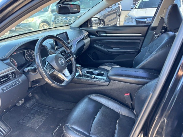 Nissan Altima Vehicle Full-screen Gallery Image 11