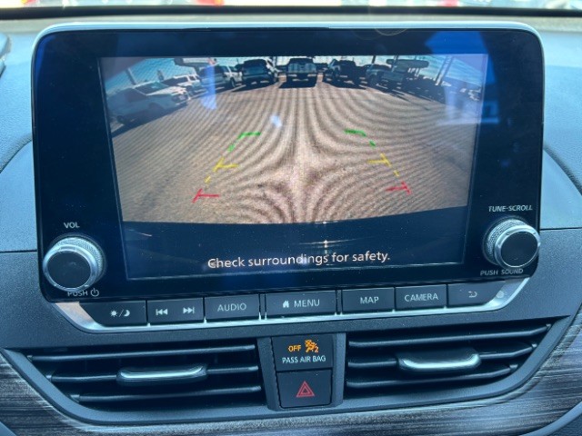 Nissan Altima Vehicle Full-screen Gallery Image 12