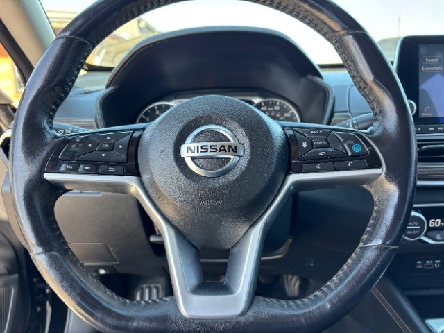 Nissan Altima Vehicle Full-screen Gallery Image 13