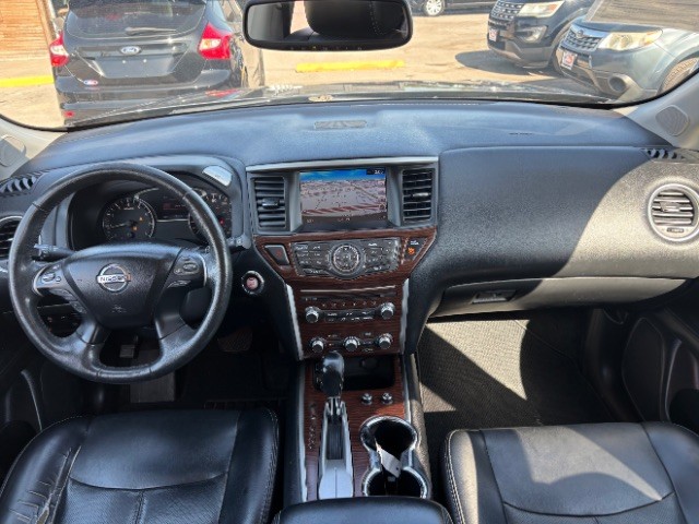 Nissan Pathfinder Vehicle Full-screen Gallery Image 08