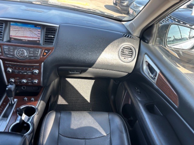 Nissan Pathfinder Vehicle Full-screen Gallery Image 09