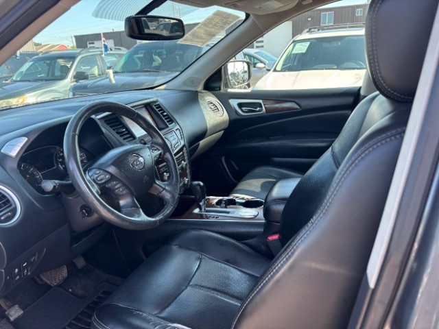 Nissan Pathfinder Vehicle Full-screen Gallery Image 11