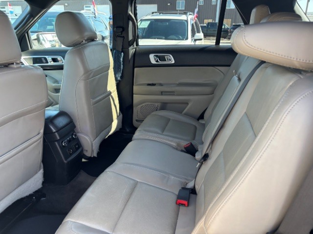 Ford Explorer Vehicle Full-screen Gallery Image 06